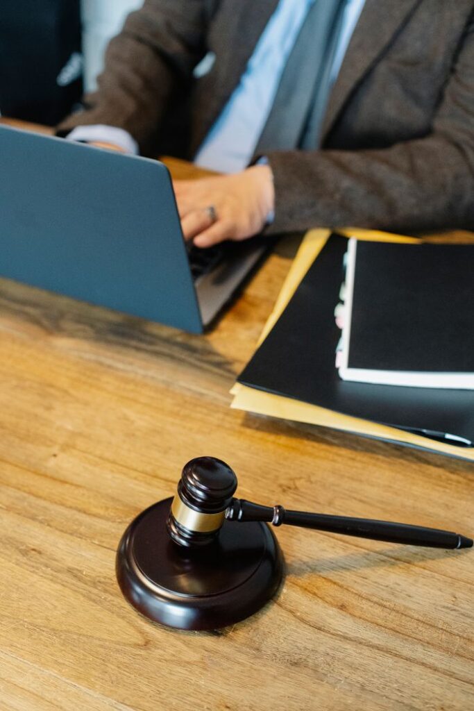 pexels-photo-5668802 Supporto legale per controversie lavorative a Palermo